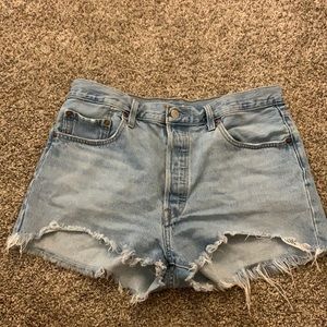 Levi high rise cut off shorts in size 32!